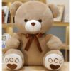 Un ours en peluche brun assis avec un nœud brun et des pattes blanches avec des empreintes de pas.