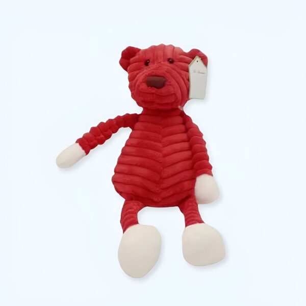 Ours en peluche rouge avec des pieds et des mains blancs assis sur un fond blanc.