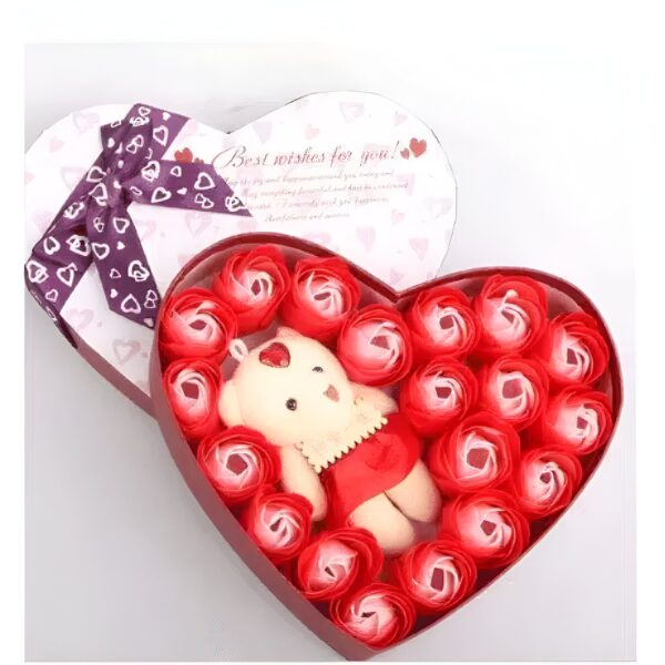 peluche-ours-rouge-coffret-cadeau-saint-valentin-roses-2a-2 Une boîte en forme de cœur rouge remplie de roses en savon et contenant un petit ours en peluche.