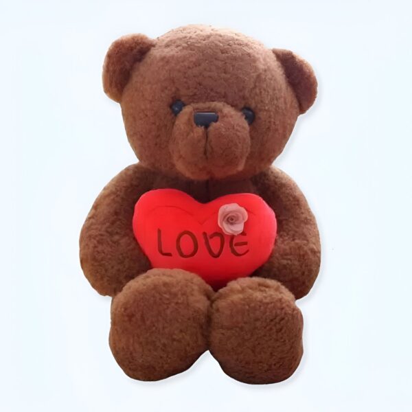 Un ours en peluche brun tenant un cœur rouge avec le mot "LOVE" écrit dessus.