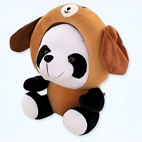Une peluche de panda portant un costume de chien marron.