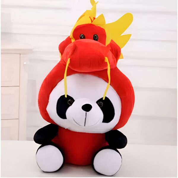 Une peluche de panda portant un costume de dragon rouge et jaune.