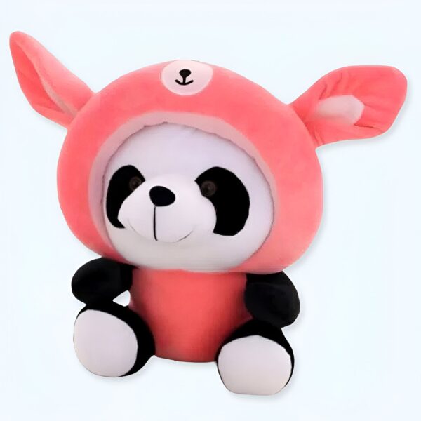 Peluche de panda portant un chapeau rose en forme de lapin.