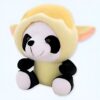 Peluche panda portant un costume jaune avec des oreilles.