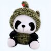 Une peluche de panda portant un chapeau en forme de serpent.