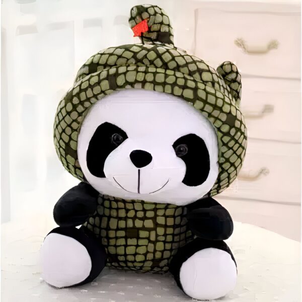 Peluche panda portant un chapeau vert à motif de serpent.
