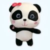 Peluche adorable de panda avec un nœud rose sur la tête, souriant et levant la main.