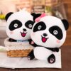 Deux adorables peluches pandas, l'un avec un nœud papillon bleu et l'autre avec un nœud rose, sourient et se tiennent dans un panier en osier.