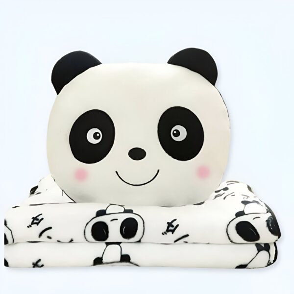 Une couverture en peluche blanche avec un motif de panda et un oreiller en forme de panda.