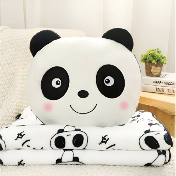 Couverture en peluche blanche avec un motif de panda noir et un oreiller en forme de tête de panda.
