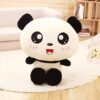 Peluche panda mignon assis sur un tapis blanc.