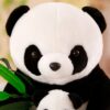 Un gros ours en peluche panda noir et blanc tient un petit ours en peluche panda.