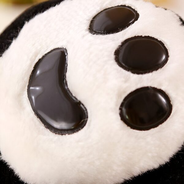 Une patte de panda en peluche avec des détails noirs brillants.