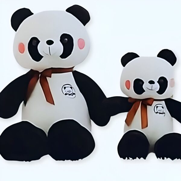 Deux peluches pandas, un grand et un petit, avec des rubans marrons autour du cou.