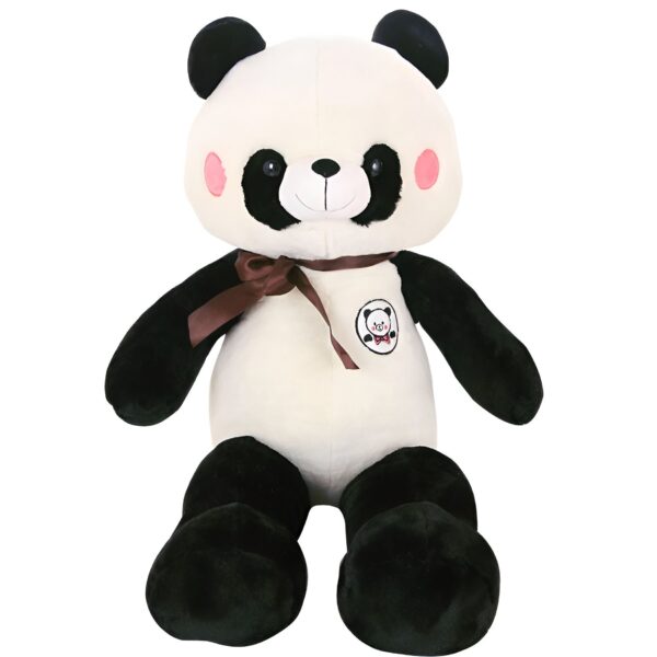 Une peluche panda assise avec un ruban brun autour du cou.