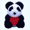 Ours en peluche panda fait de roses noires et blanches tenant un cœur en roses rouges.