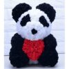 Ourson en peluche noir et blanc avec un cœur rouge fait de roses, parfait pour une déclaration d'amour.