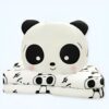 Coussin en forme de tête de panda mignon sur une couverture blanche avec des motifs de panda.
