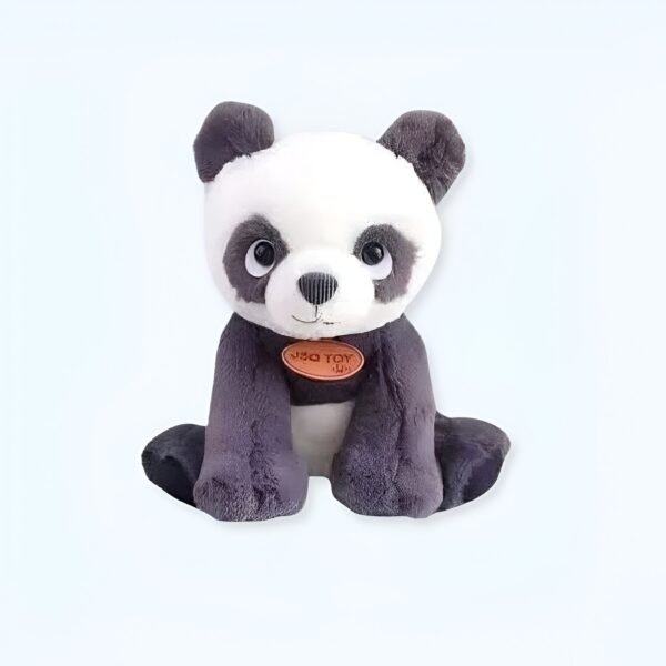 Peluche panda assis avec de grandes yeux noirs et une étiquette "J&A TOY" sur sa poitrine.