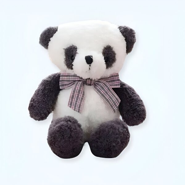 Une peluche adorable en forme de panda avec un ruban rose et blanc.