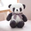 Une peluche de panda avec un noeud rose et blanc assis sur un fauteuil.