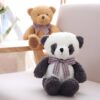 Un adorable ours en peluche panda assis sur un fauteuil avec un ours en peluche brun derrière lui.