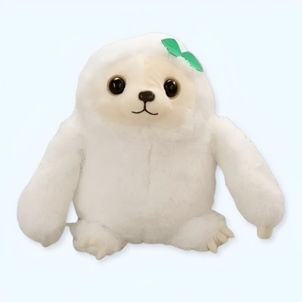 peluche-paresseux-blanc-cadeau-ideal-enfant-doux-et-mignon-1a-5 Une peluche de paresseux blanche avec une feuille verte sur la tête.