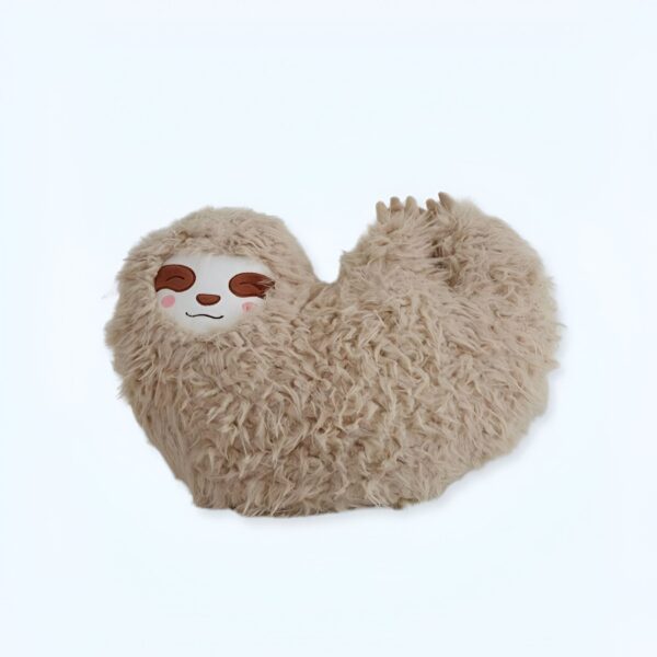 peluche-paresseux-coeur-coussin-doux-et-calin-pour-enfants-1a Un coussin en forme de paresseux en peluche marron avec un visage souriant.