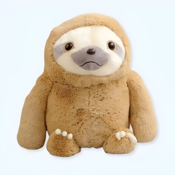 peluche-paresseux-oreiller-securite-pour-bebe-doux-et-mignon-1a-5 Peluche de paresseux brun et blanc, assis sur un fond bleu.