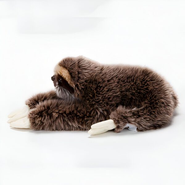 Un paresseux en peluche brun allongé sur le ventre, les pattes tendues vers l'avant.