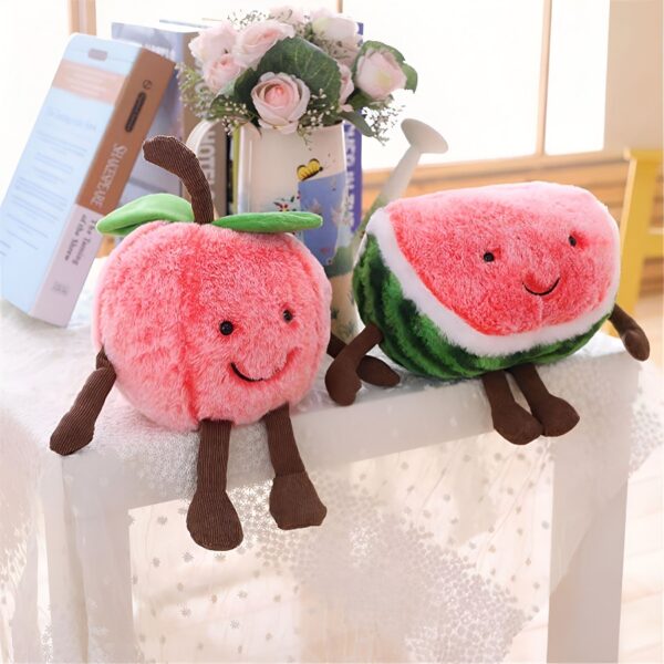 peluche-pasteque-fruit-jouet-enfant-doux-et-confortable-3a-2 Deux peluches en forme de fruits souriants : une pomme rouge et une pastèque verte.