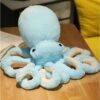 Une peluche de pieuvre bleue à poils longs et doux, avec des yeux noirs.