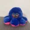 Peluche de pieuvre bleu avec des détails roses, un visage souriant avec de grands yeux et des dents pointues.