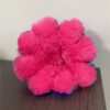Coussin moelleux rose et bleu en forme de fleur.