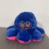Peluche de pieuvre bleu foncé à fourrure avec des yeux noirs, une bouche rouge et des dents pointues blanches, avec une bordure rose sur ses bras.