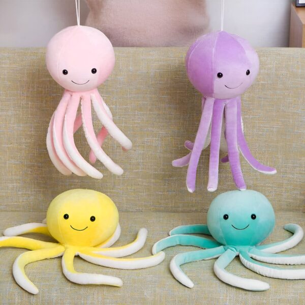 Quatre adorables peluches poulpes de différentes couleurs : rose, violet, jaune et bleu. Les poulpes ont des sourires joyeux et des tentacules blancs et moelleux.