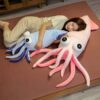 Une jeune femme dort sur un lit avec deux grands oreillers en forme de calmar, un bleu et un rose.
