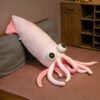 Un gros calamar rose en peluche avec de grands yeux noirs et des tentacules roses sur un lit.