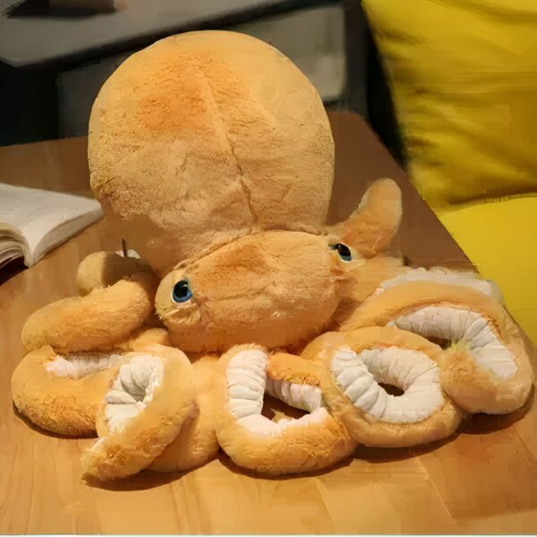 peluche-pieuvre-jaune-jouet-enfant-cadeau-original-mignon-3a Une peluche de pieuvre en peluche moelleuse de couleur beige avec de grands yeux bleus.