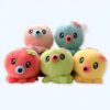Cinq peluches en forme de pieuvres de différentes couleurs avec des fleurs sur la tête.