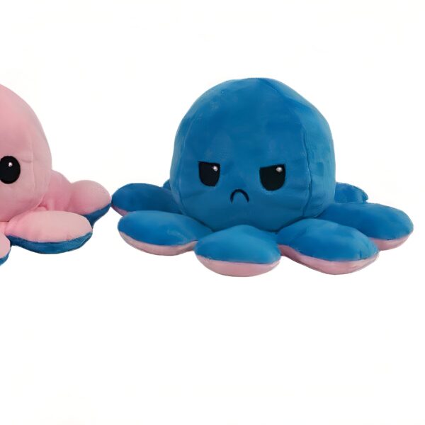 peluche-pieuvre-reversible-emoji-heureux-en-colere-cadeau-enfant-3a Une peluche de pieuvre bleu avec un visage triste. La pieuvre a des yeux noirs et une bouche en forme de sourire inversé.