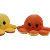 peluche-pieuvre-reversible-emoji-heureux-en-colere-cadeau-enfant-4a Deux poulpes en peluche, l'un jaune avec un sourire et l'autre orange avec un visage fâché.