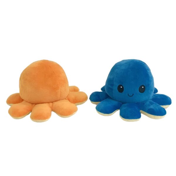 peluche-pieuvre-reversible-emoji-heureux-en-colere-cadeau-enfant-9a Deux poulpes en peluche, l'un orange et l'autre bleu, sourient et sont prêts à jouer.
