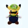 Peluche Pikachu déguisé en Luigi avec une moustache et un chapeau vert.