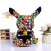 peluche-pikachu-street-art-pokemon-decoration-2a-2 Peluche Pikachu multi-colore avec des motifs de différents Pokémon.