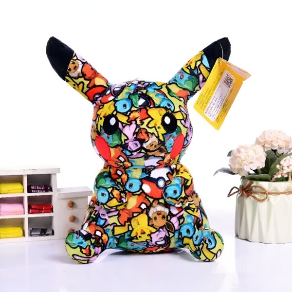peluche-pikachu-street-art-pokemon-decoration-3a-2 Peluche Pikachu multi-colore avec des motifs de personnages Pokémon.