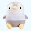 Peluche pingouin gris avec un ventre rayé rose et bleu assis sur un fond blanc.