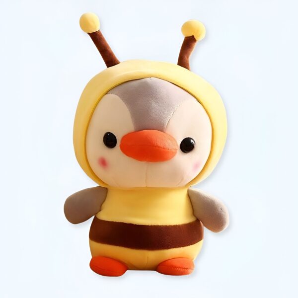 Une peluche de pingouin portant un costume d'abeille jaune et noire.