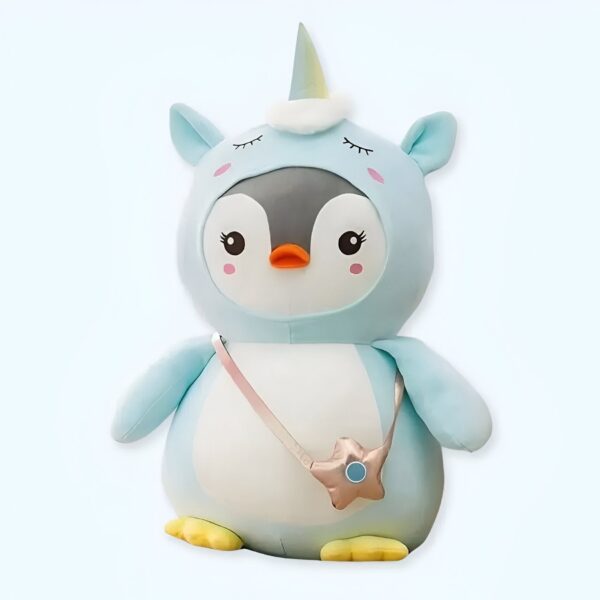 Peluche pingouin bleu portant un costume de licorne avec une petite étoile accrochée à son cou.