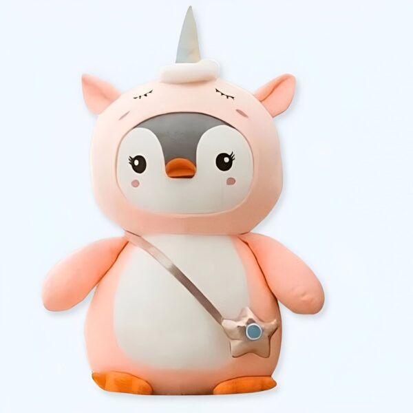 Une peluche de pingouin rose portant une corne de licorne et une étoile bleue.